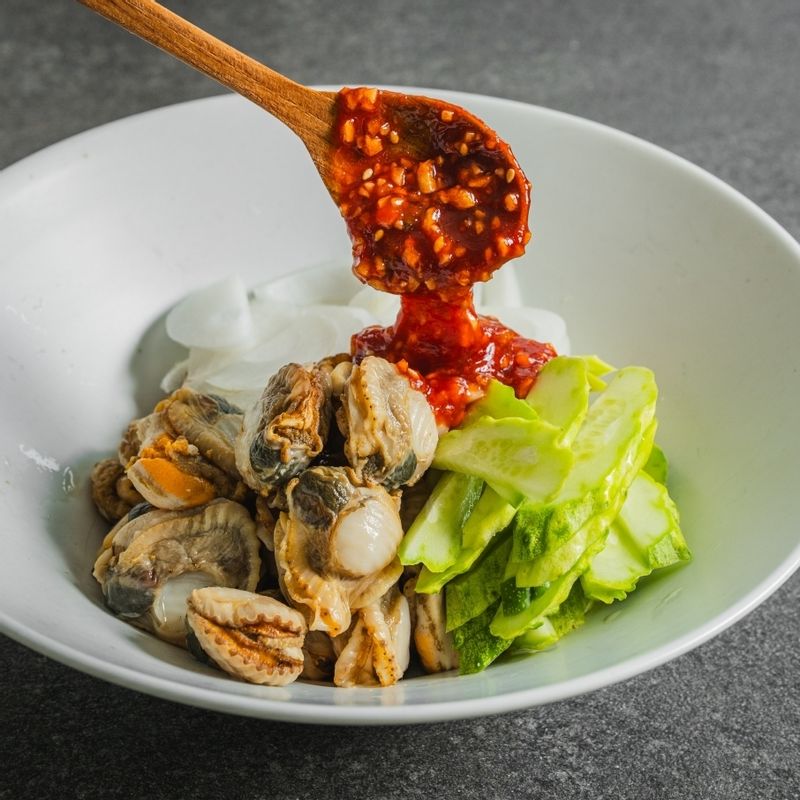 채소와 가리비 속살을 양념 재료에 버무려 완성해주세요.