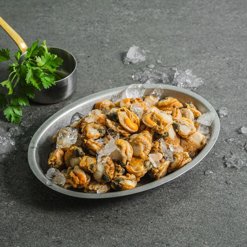 자숙가리비 초무침 을 위한 재료 이미지로 가리비속살,양파,오이 등으로 구성 되어있습니다.