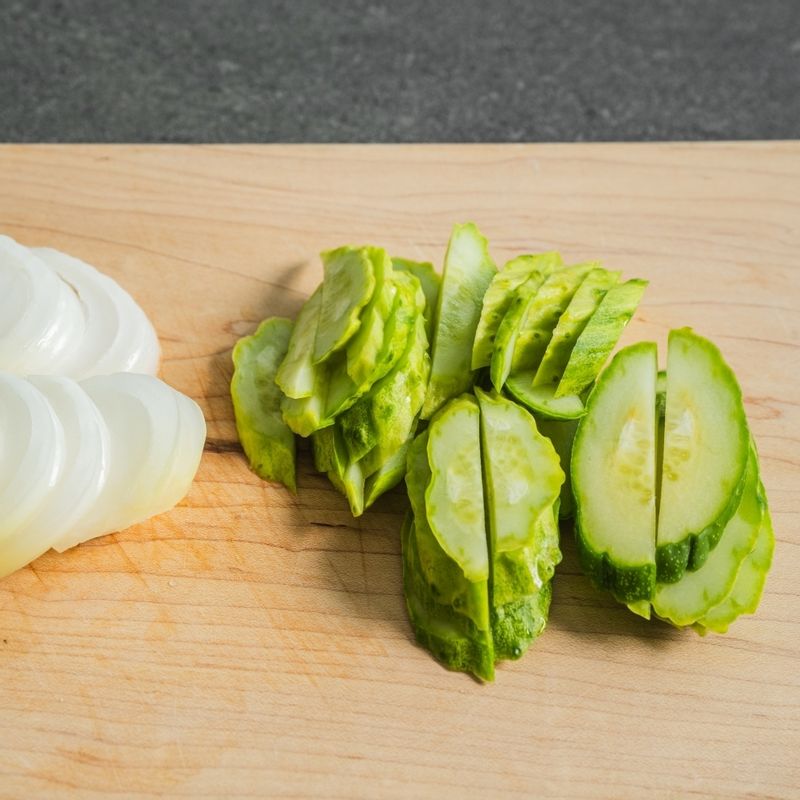 양파, 오이는 얇게 채를 썰어주세요.