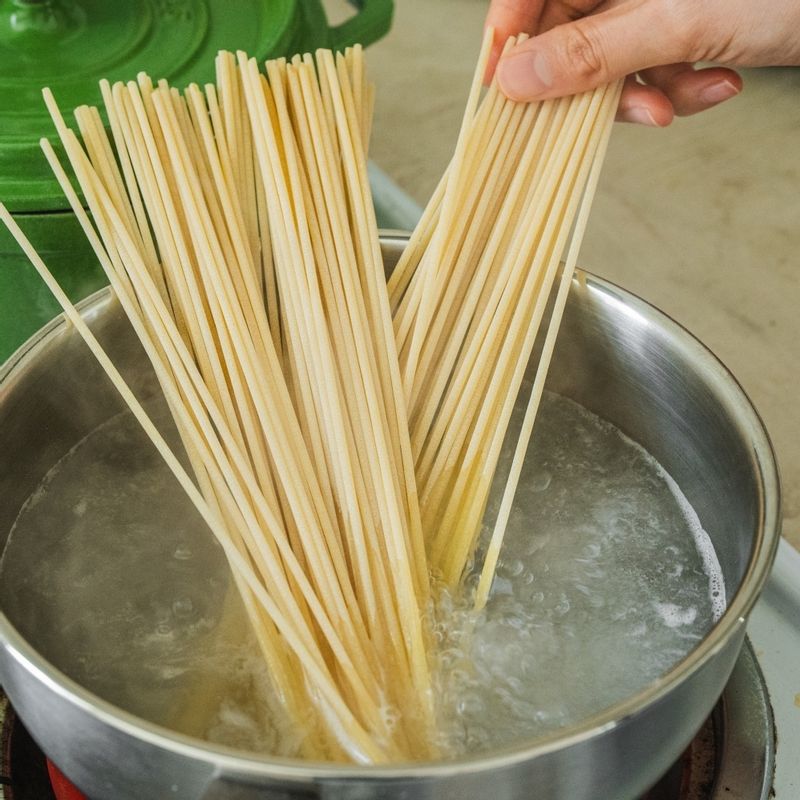 끓는 물에 소금 약간과 면을 넣고 8분 정도 삶아낸 후 채반에 덜어주세요. 면수는 1컵 정도 덜어주세요.