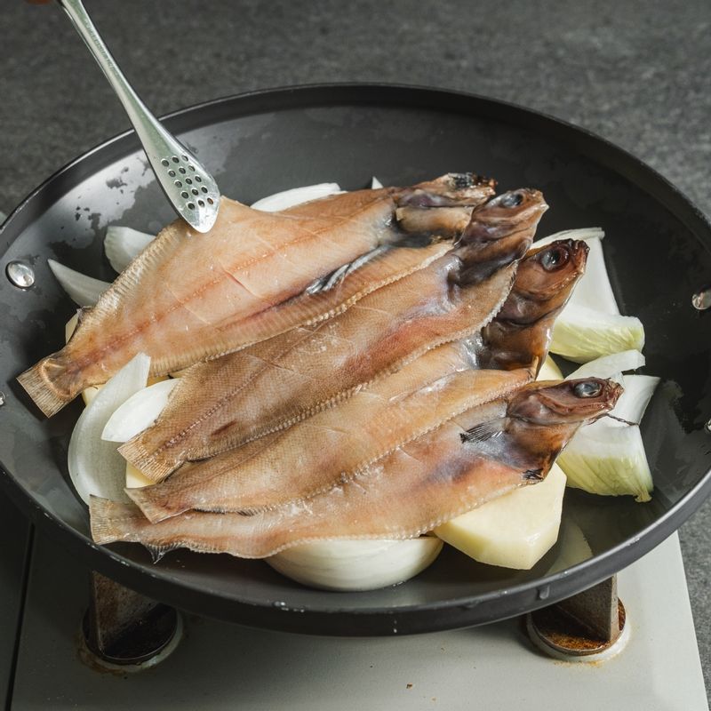 냄비에 양파와 감자를 깔고 손질 가자미를 올리고 양념장과 멸치육수를 넣어주세요.