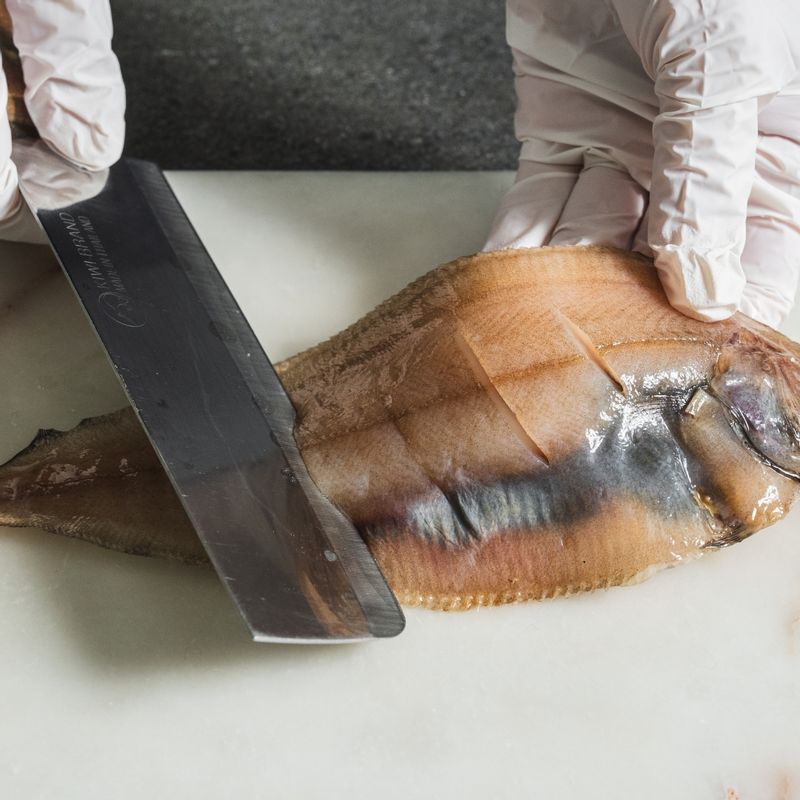 가자미는 칼집을 내고, 감자는 껍질을 벗긴 후 두툼하게 1cm 정도의 두께로 썰어주세요. 양파는 굵게 채를 썰어주세요. 대파와 홍고추는 어슷하게 썰어주세요.