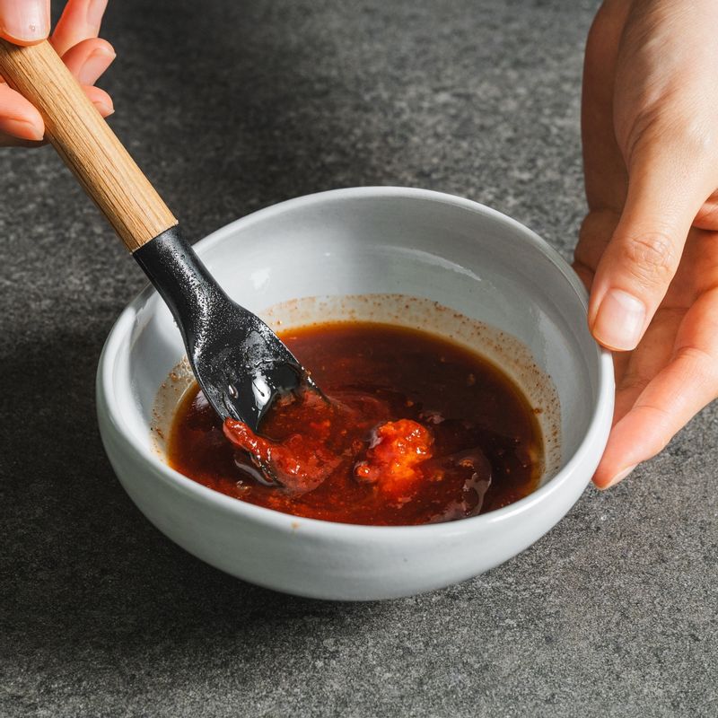 볼에 양념 재료를 넣어 섞어주세요.