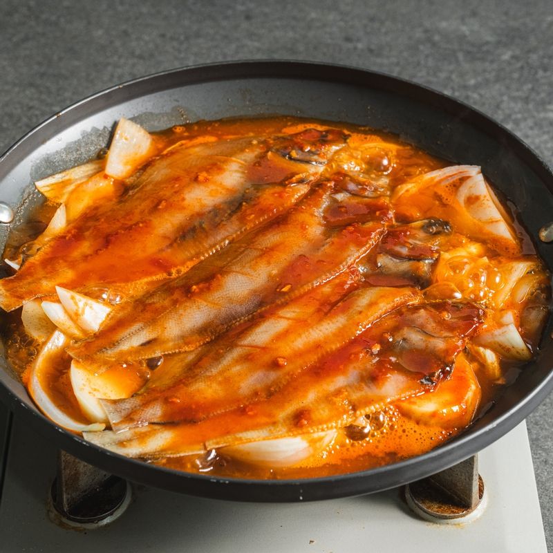 끓으면 중불로 줄인 후 국물을 끼얹어 가면서 조려주세요.