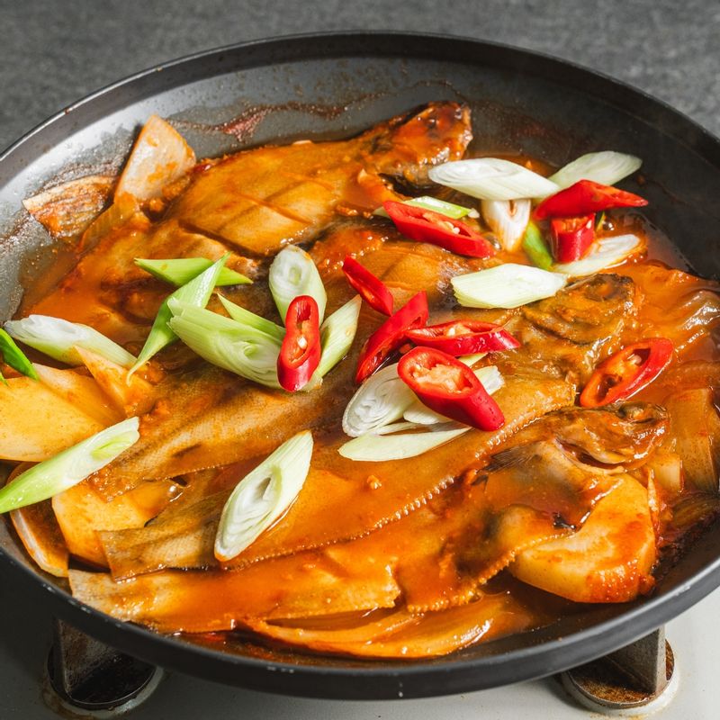 대파와 홍고추를 넣어 한 소끔 끓인 후 불을 꺼주세요.