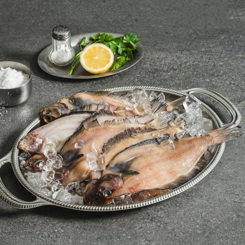 가자미조림 을 위한 재료 이미지로 가자미,감자,양파,대파,홍고추 등으로 구성 되어있습니다.