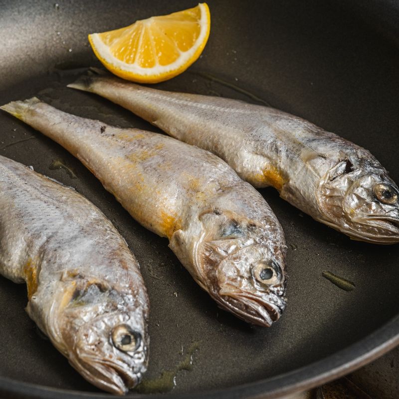 후라이팬에 식용유를 살짝 두른 후 중불에서 앞뒤로 노릇하게 구워주세요.