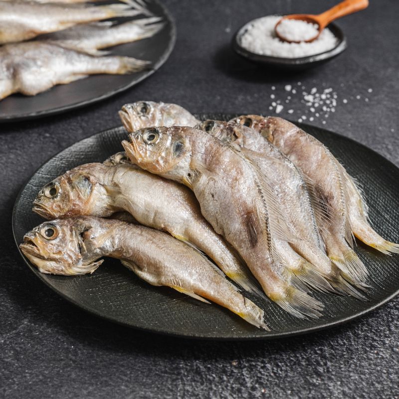 굴비구이을 위한 재료 이미지로 굴비,식용유 등으로 구성 되어있습니다.