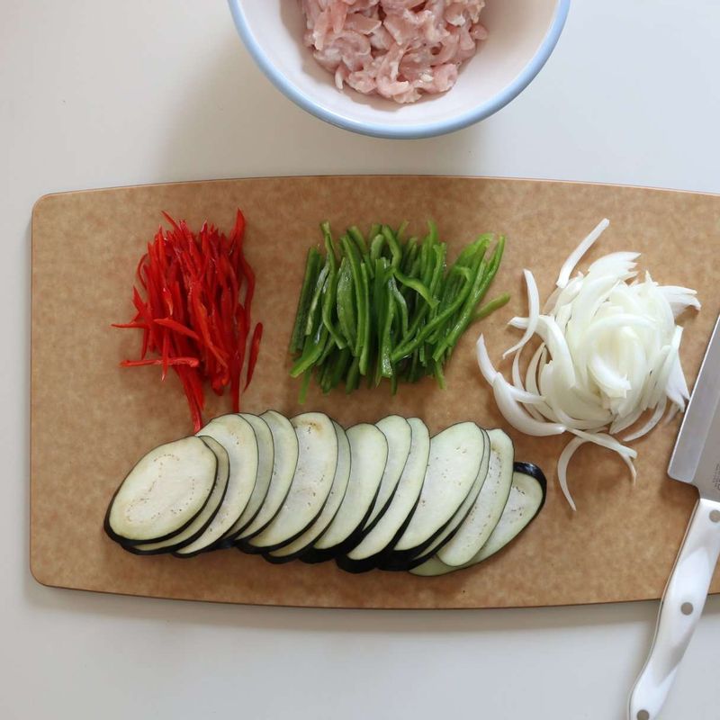 청피망과 홍고추, 양파는 채를 썰고 가지는 어슷하게 길게 썰어주세요.