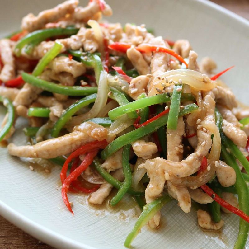 접시에 고추잡채를 담고, 가지전을 곁들여 주세요.