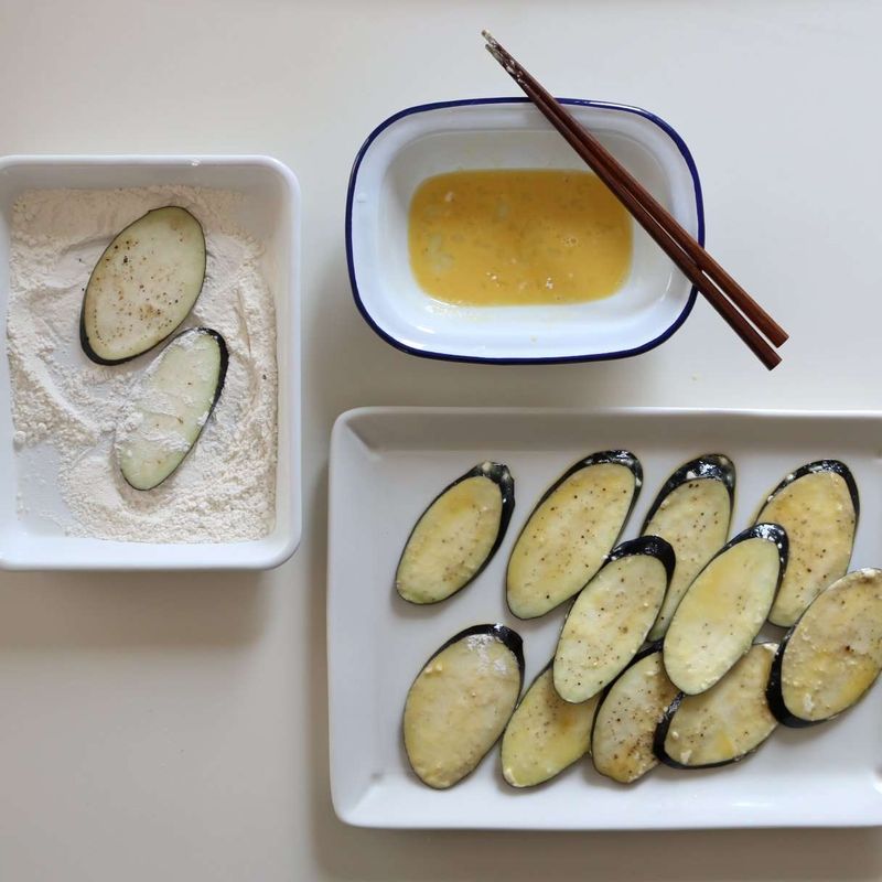 가지는 약간의 소금, 후추로 밑간하고 밀가루-달걀물 순으로 묻혀 팬에 넣어 노릇하게 전을 구워주세요.