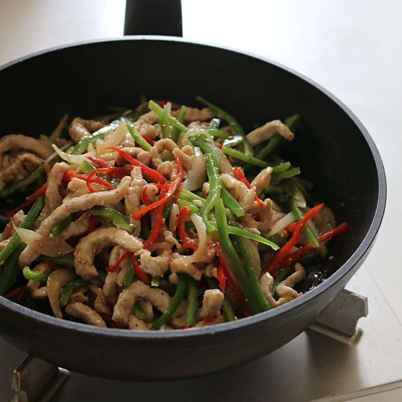 고추잡채 양념, 홍고추, 청피망을 순으로 넣어 센불에서 빠르게 살짝 볶고, 마지막에 참기름을 넣어주세요.