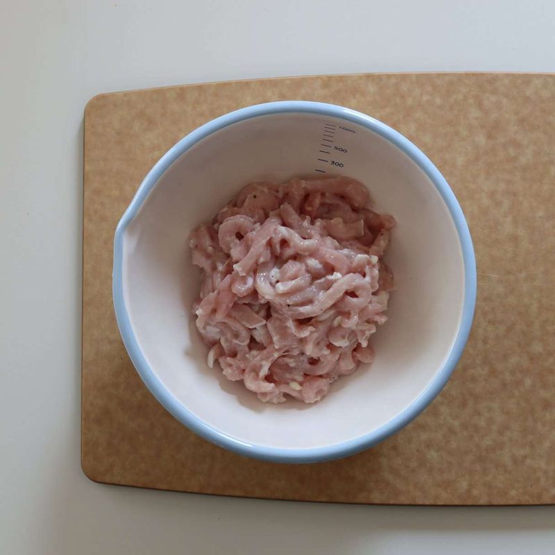 돼지고기에 고기양념 재료를 넣어 10분간 밑간 해주세요.