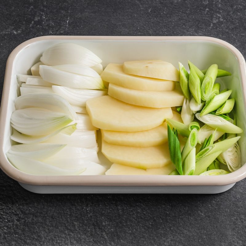 감자는 껍질을 벗긴 후 두툼하게 1cm 정도의 두께로 썰고, 양파는 굵게 채를 썰어주세요. 대파는 어슷하게 썰어주세요.