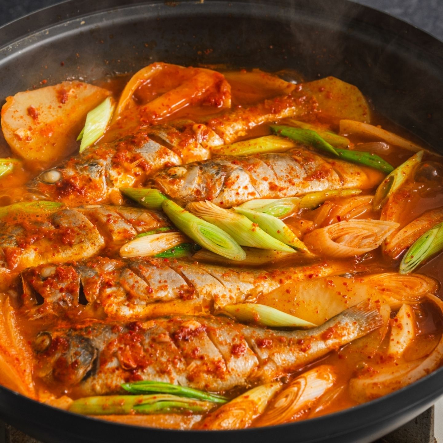 대파를 넣어 한 소끔 끓인 후 불을 꺼주세요.