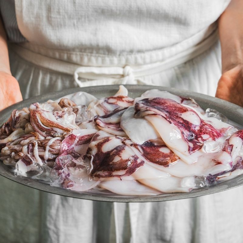 한치숙회 을 위한 재료 이미지로 한치,초고추장,소금 등으로 구성 되어있습니다.