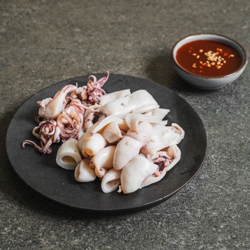 접시에 한치를 담고 초고추장을 곁들여 맛있게 즐겨주세요.