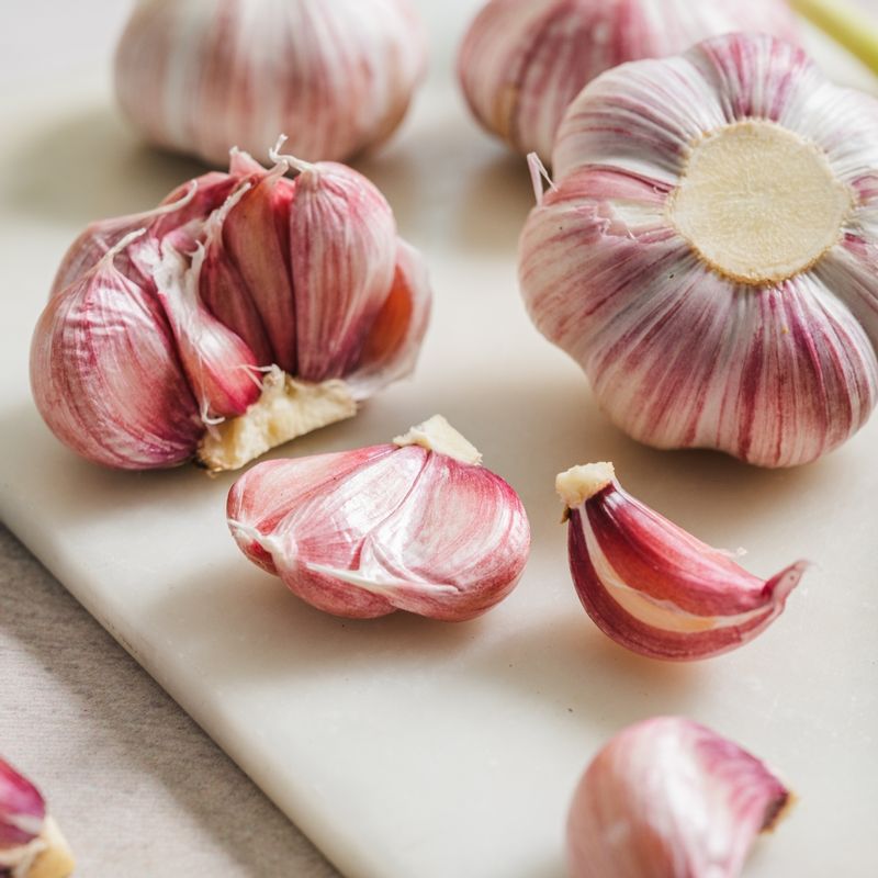 주대마늘 오븐구이 을 위한 재료 이미지로 주대 마늘,녹인 버터,소금, 후춧가루,허브잎,꿀 등으로 구성 되어있습니다.