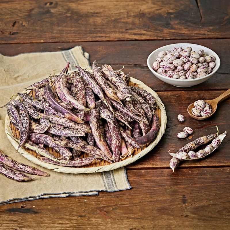 호랑이콩 샐러드을 위한 재료 이미지로 삶은 호랑이콩,방울토마토,샐러리,올리브오일,화이트 발사믹 식초 등으로 구성 되어있습니다.