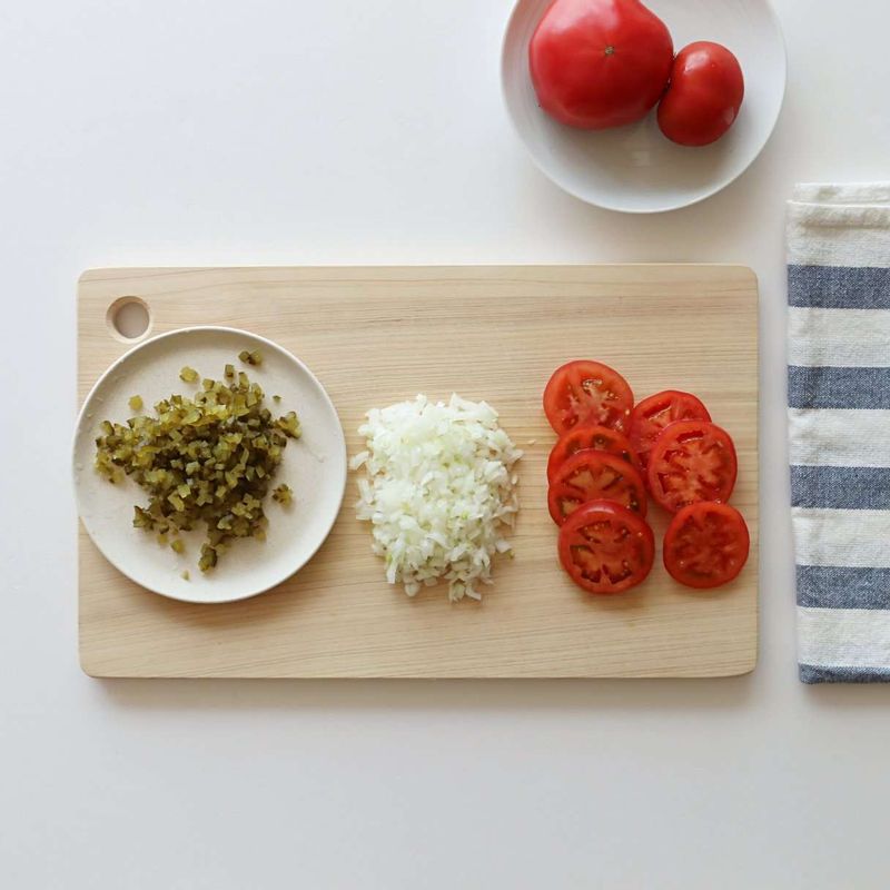 양파와 오이피클은 잘게 다지고, 토마토는 링으로 썰어 약간의 소금과 후추로 밑간을 해주세요.