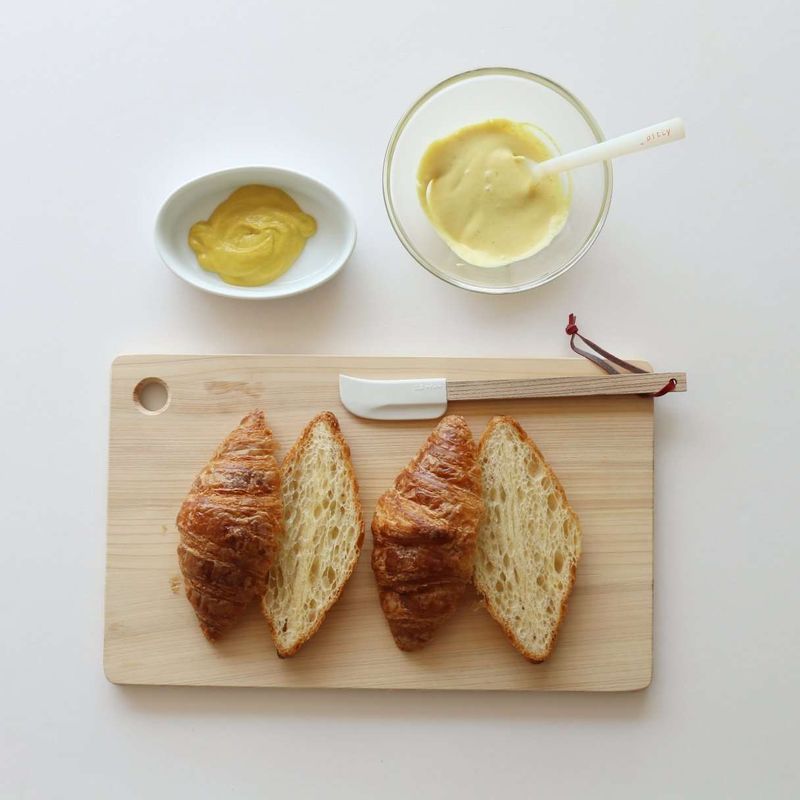 볼에 소스재료를 넣어 섞고, 크루아상은 반으로 잘라주세요.