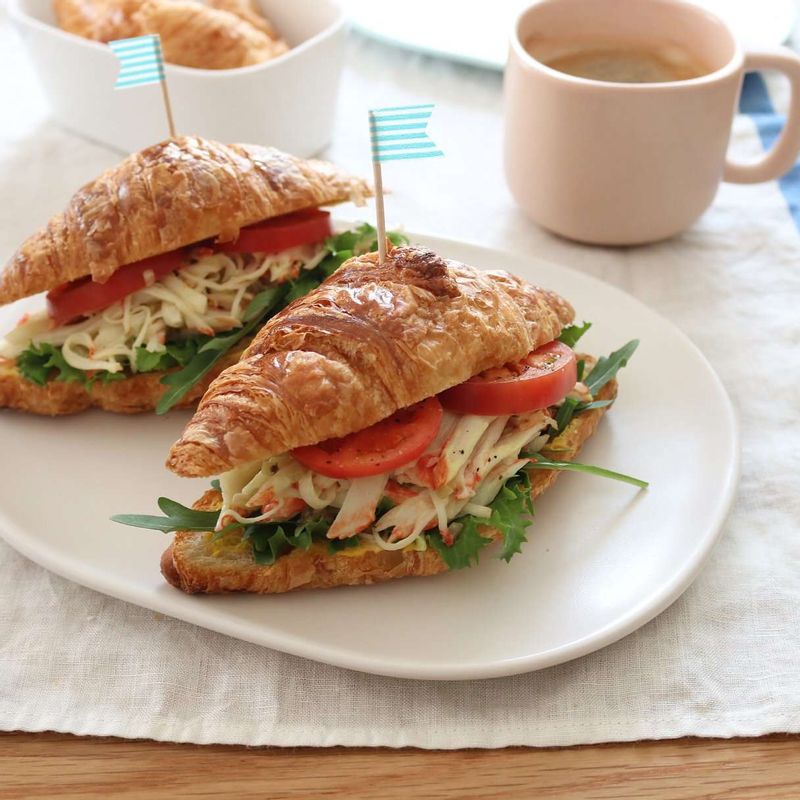 완성된 샌드위치를 예쁜 그릇(또는 나무 도마)에 올려 내어주세요.