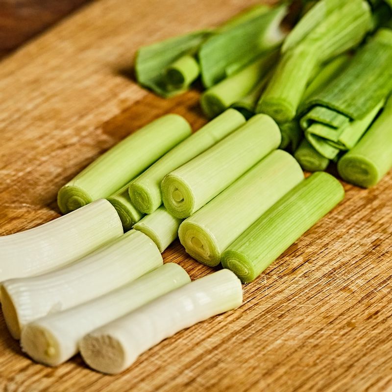 잎마늘은 깨끗이 씻은 후 뿌리를 잘라내고 6cm 길이로 잘라주세요.