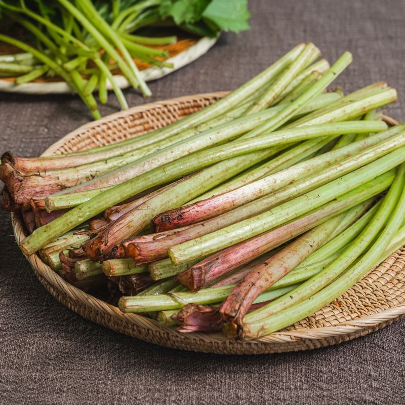 머위대 볶음 을 위한 재료 이미지로 머위대,송송 썬 대파,송송 썬 홍고추,식용유,들기름 등으로 구성 되어있습니다.