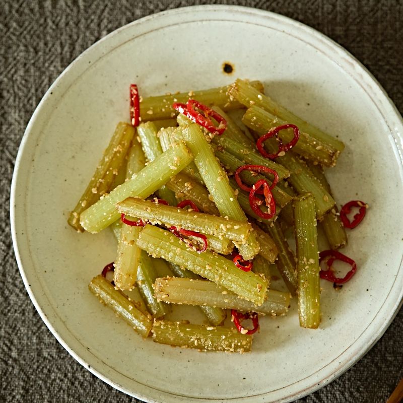 머위대볶음, 봄나물요리, 제철반찬, 머위요리, 머위대손질, 참치액활용, 들기름볶음, 고소한반찬, 봄밥상