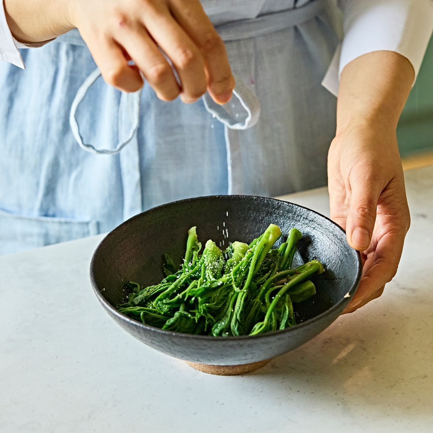볼에 담고 다진 마늘과 소금, 깨소금, 들기름을 넣어 가볍게 무쳐 완성해주세요.
