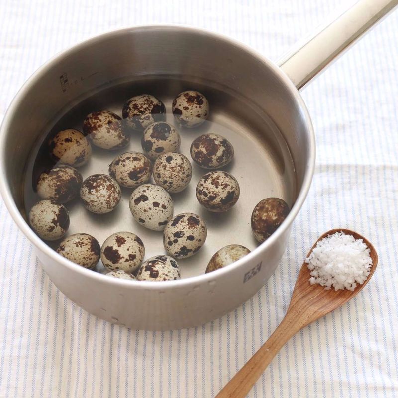 냄비에 메추리알이 잠길 만큼 물을 넣고 약간의 소금과 식초를 넣은 후 끓어오르면 중불로 줄이고, 5분 정도 더 삶고 난 뒤 찬물에 담가 껍질을 벗겨주세요.