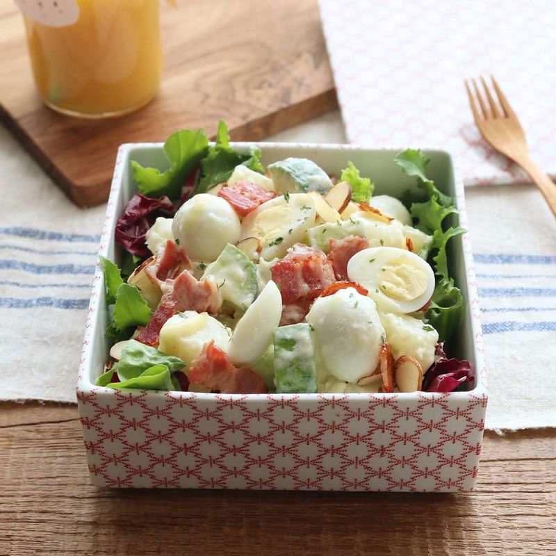 접시에 잎채소를 깔고 메추리알 샐러드를 올린 후 아몬드 슬라이스, 파슬리 가루를 뿌려주세요.