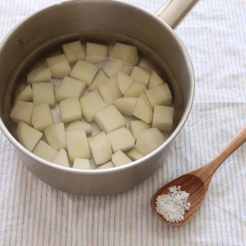 감자는 끓는 물에 소금을 넣고 6~8분 정도 삶고 체에 받쳐 식혀주세요.