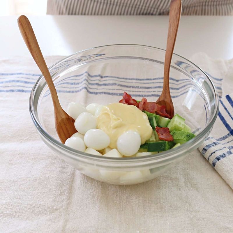 볼에 메추리알과 감자, 오이, 베이컨, 드레싱을 넣고 섞어주세요.