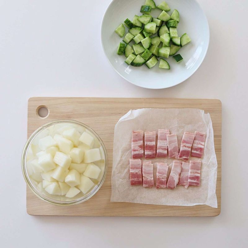 감자와 오이는 사방 2센티 크기로 자르고, 베이컨은 3센티 길이 잘라주세요.