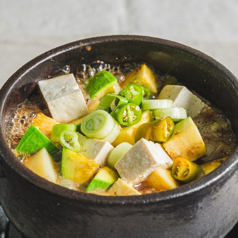 호박, 양파, 두부, 청양고추를 넣고 끓여주세요.