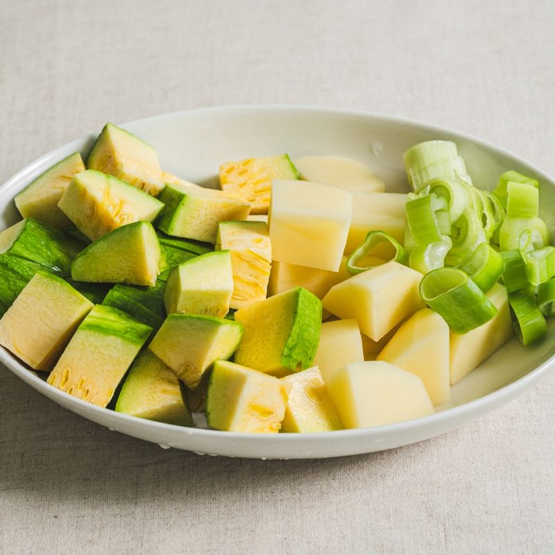 둥근호박, 양파, 두부는 한입 크기로 썰고 고추는 송송 썰어주세요.