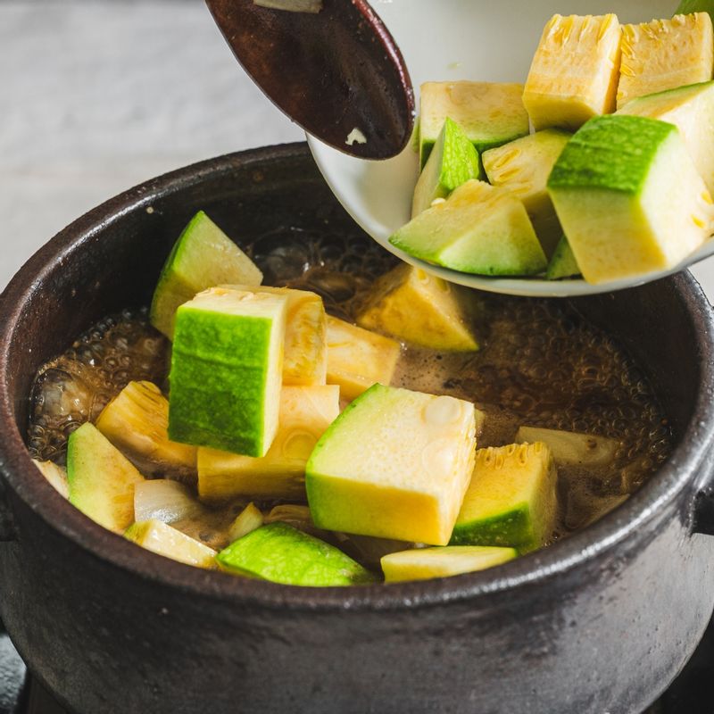 멸치육수가 끓으면 된장과 다진 마늘을 넣어 풀어주고, 국간장을 넣어 간을 맞춰주세요.