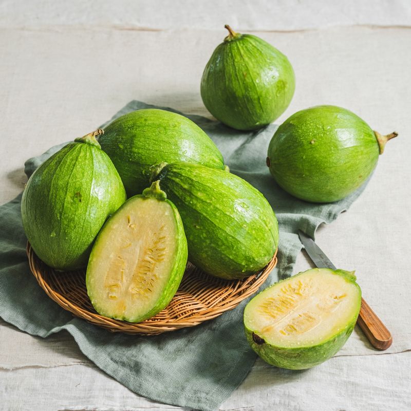 둥근호박된장찌개을 위한 재료 이미지로 둥근 호박,양파,두부,청양고추,된장 등으로 구성 되어있습니다.