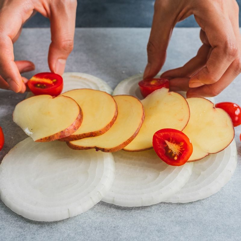 종이포일에 양파와 감자, 토마토를 깔고 그 위에 옥두어를 올려주세요.