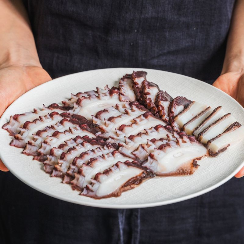 문어초밥을 위한 재료 이미지로 피문어 슬라이스,공기밥,초밥용 초,와사비,간장 등으로 구성 되어있습니다.