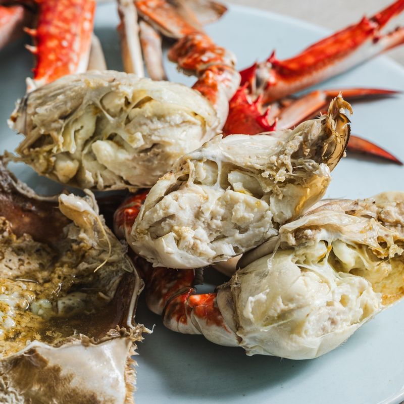 접시에 담아내어 기호에 맞게 초장이나 간장소스에 찍어 맛있게 즐겨주세요.