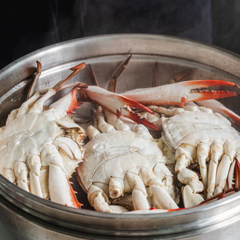 센 불에서 15분 정도 찌다가, 꽃게 색이 붉게 변하면 불을 꺼주세요.