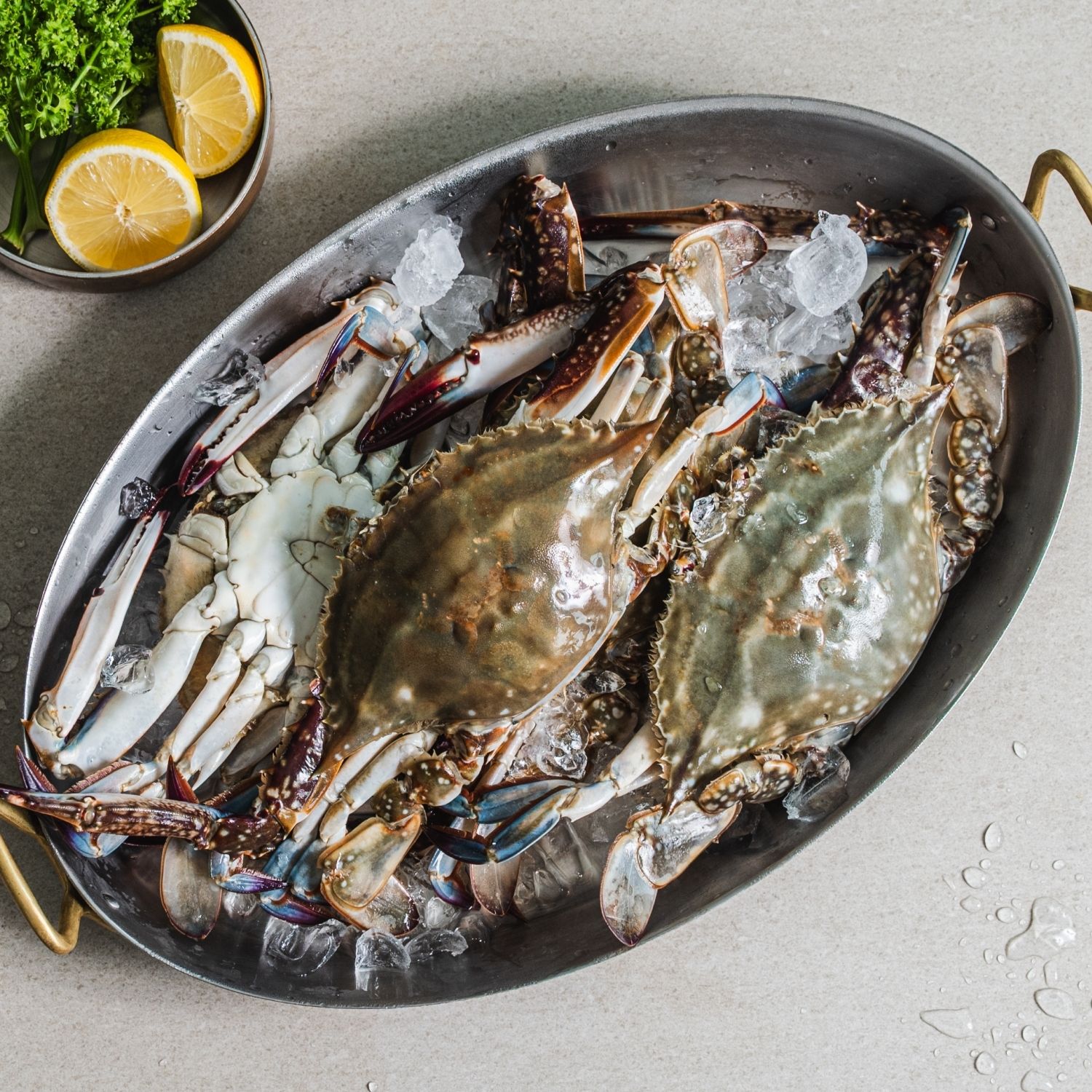 꽃게찜을 위한 재료 이미지로 꽃게,소금,청주,물,대파 등으로 구성 되어있습니다.