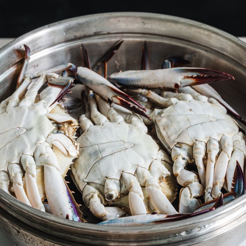 찜통에 물,청주, 대파를 넣고 끓인 후 물이 끓기 시작하면 찜기에 꽃게를 껍질이 아래로 가게 올려주세요.