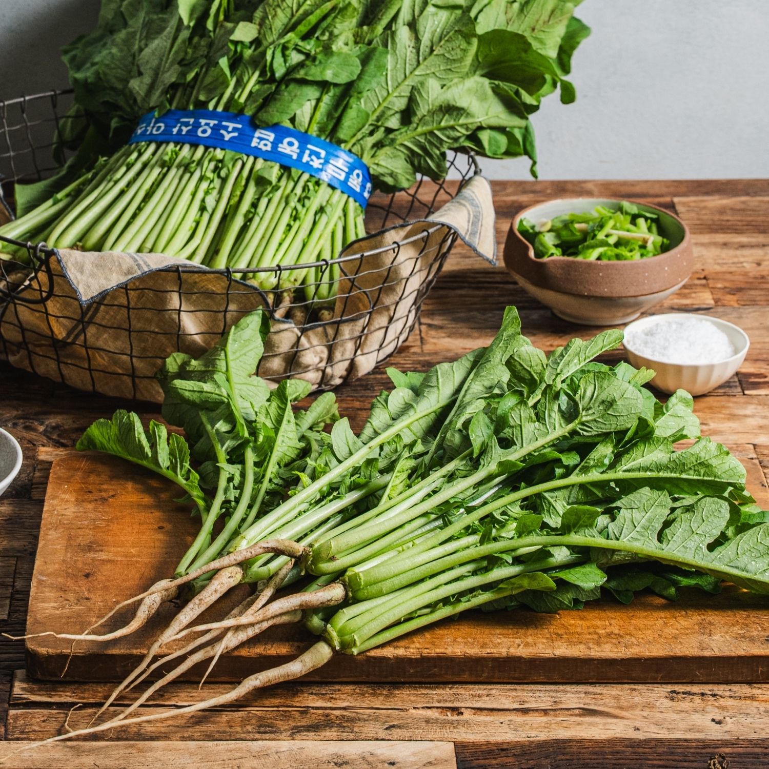 열무나물무침을 위한 재료 이미지로 열무,소금,참기름,간장,다진 마늘 등으로 구성 되어있습니다.
