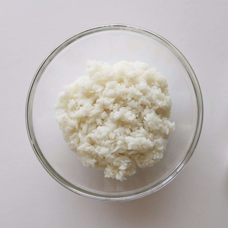 볼에 쌈장 재료를 넣고 골고루 섞어주세요.
따뜻한 밥에 소금 1/2작은술과 참기름 1큰술을 넣어 섞어주세요.