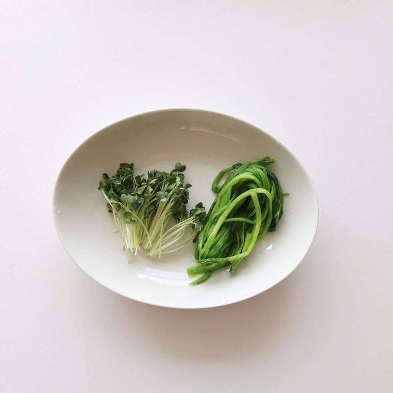 무순은 끝을 조금 잘라 흐르는 물에 씻고, 미나리는 끓는 물에 약간의 소금을 넣어 살짝 데친 후 물기를 제거해주세요.