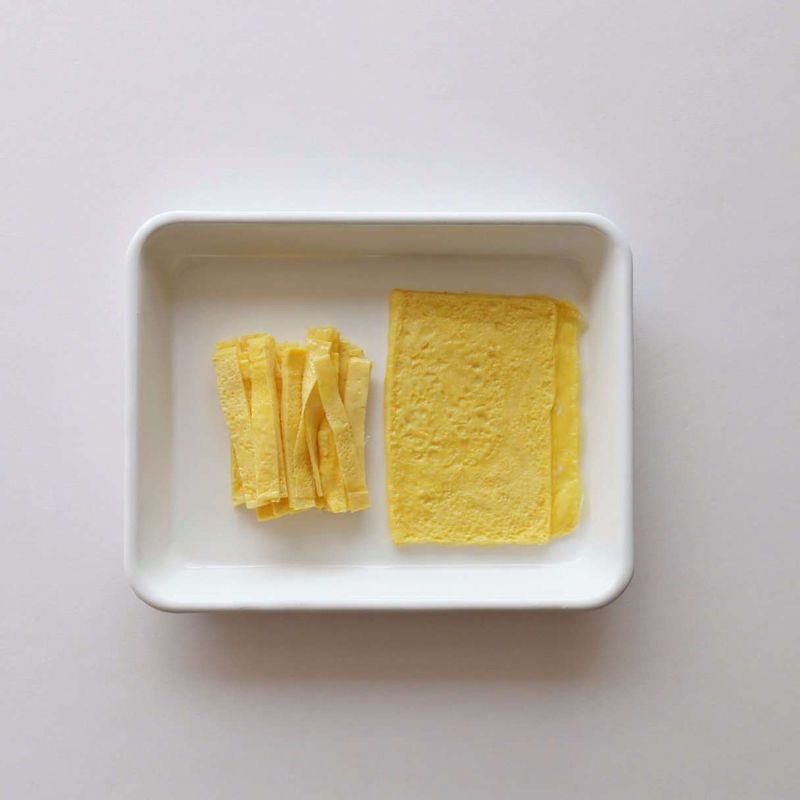 달걀은 약간의 소금을 넣고, 알끈을 제거한 후 지단을 도톰하게 부쳐주세요.