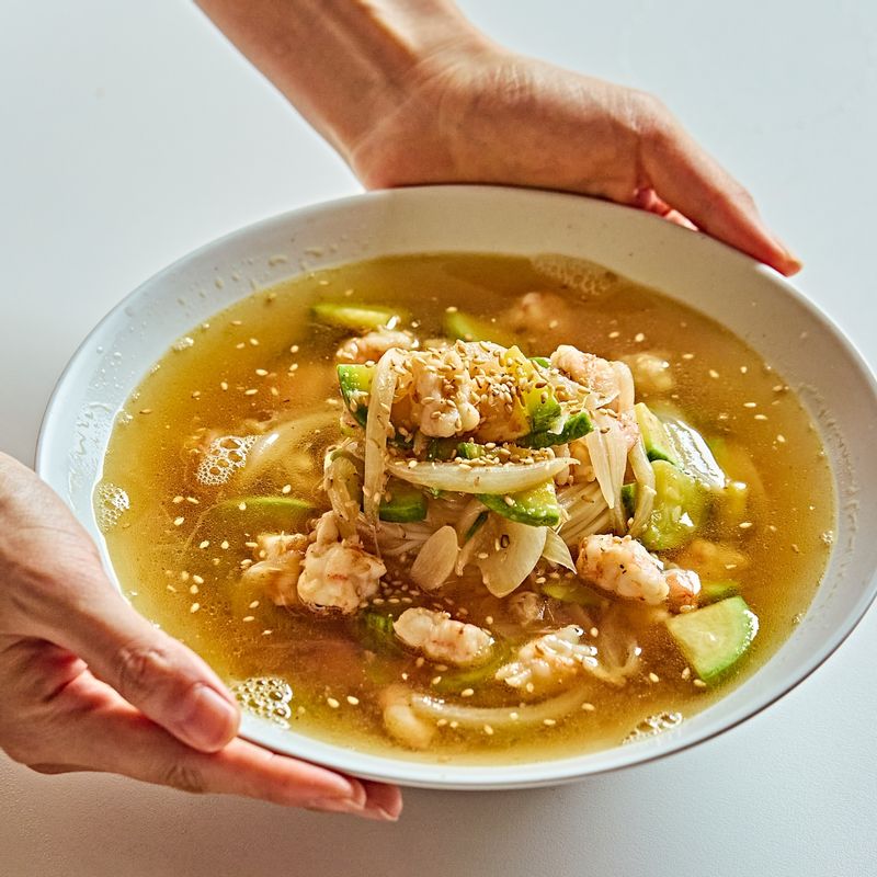 끓인 육수를 붓고 깨를 뿌려 맛있게 즐겨주세요.